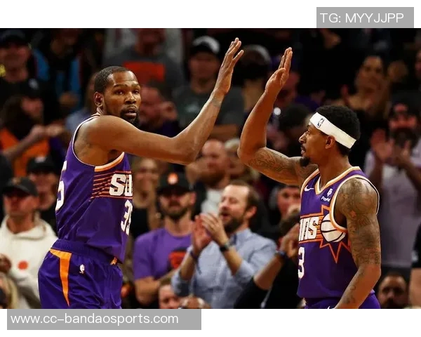 布克强势表现引领球队胜利19投10中斩获31分5篮板3助攻1抢断