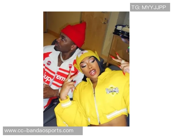 克莱分享甜蜜瞬间女友意外现身让生活更加美好与珍贵