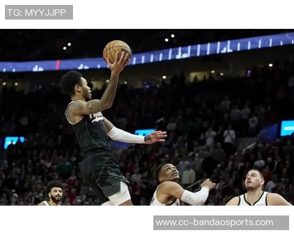 锡安上半场表现抢眼15分钟内贡献8分9板3助3断2帽展现实力