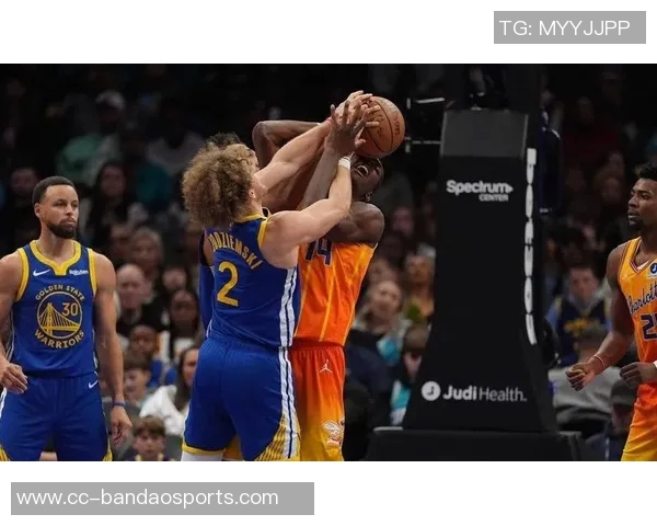 库里第二节神勇表现连中五记三分球展现超强实力引爆全场气氛