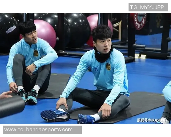 塞尔维亚教练团队深入绿军学习提升球员服务与教练协作效率